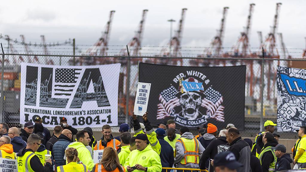 Arbeiter nehmen an einem Hafenstreik im Port Newark teil. Foto: Eduardo Munoz Alvarez/AP/dpa