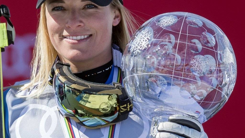 Lara Gut mit der grossen Kristallkugel, die ihr nach dem abschliessenden Riesenslalom überreicht wurde. Die Tessinerin gewinnt als erste Schweizerin seit Vreni Schneider 1995 den Gesamt-Weltcup