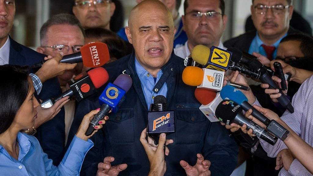 Der Generalsekretär des venezolanischen Oppositionsbündnisses MUD, Jesus Torrealba, gibt bekannt, dass die Wahlkommission 1,3 Millionen Unterschriften für eine Amtsenthebung von Präsident Maduro als gültig anerkannt hat. Bis zu einer Abstimmung ist es aber noch ein weiter Weg.