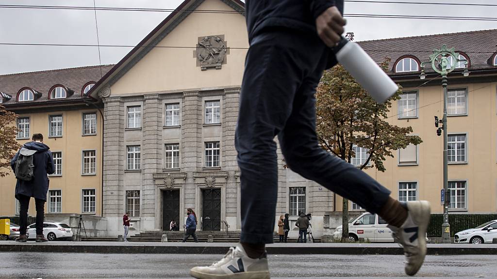 Der ehemalige Gemeindepräsident von Hettlingen ist am Bezirksgericht Zürich angeklagt. Er soll in seiner Funktion als Treuhänder einer Klientin Geld gestohlen haben. (Symbolbild)
