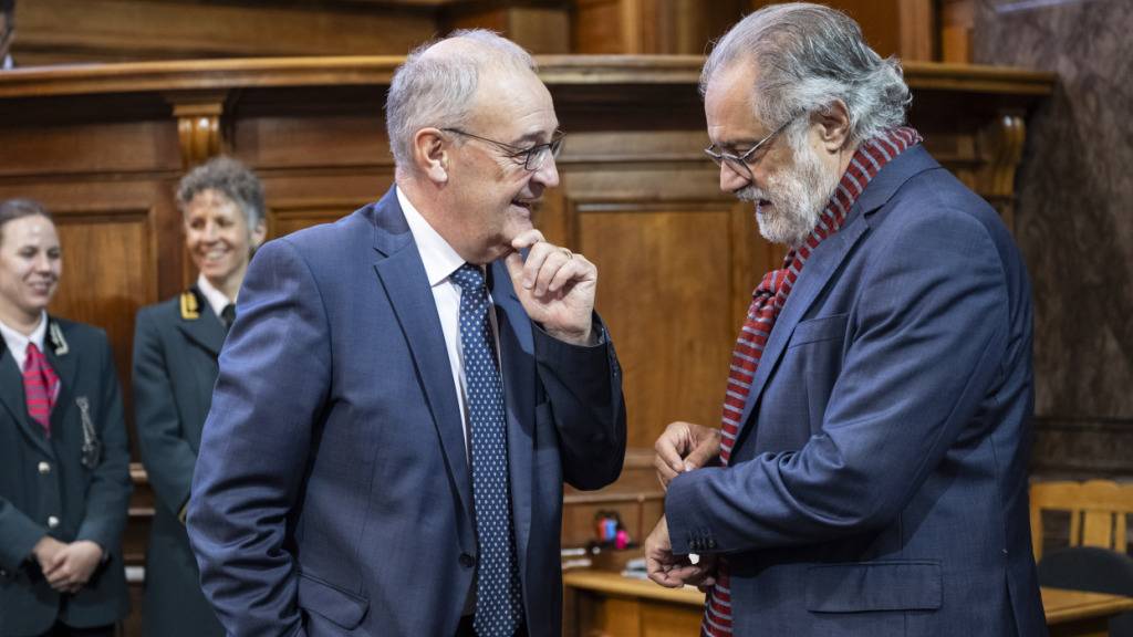 Erfolg für Bundespräsident und Wirtschaftsminister Guy Parmelin (links) und den Präsidenten der Aussenpolitischen Kommission des Ständerats (APK-S), Carlo Sommaruga: Der Ständerat bleibt beim Lohnschutz beim ausgehandelten Verhandlungsergebnis mit der EU.