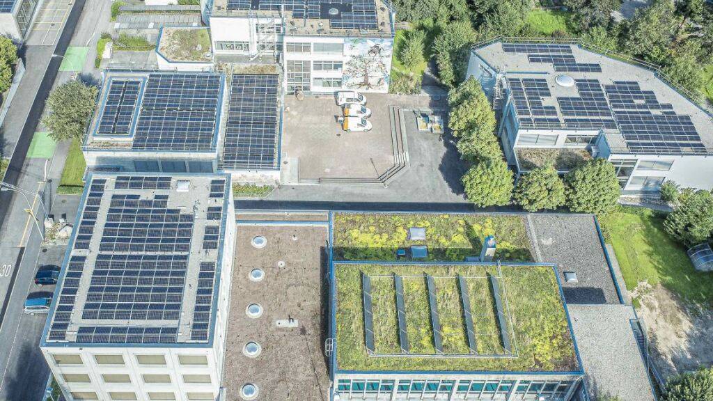 Die Dächer der Schulanlage von Eschenbach sind mit Solarpanels bestückt.