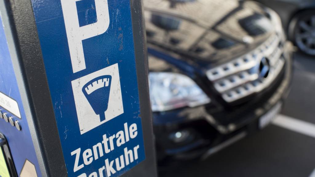 Gemeinden erheben etwa Gebühren, wenn Autos auf öffentlichem Grund abgestellt werden. (Archivaufnahme)