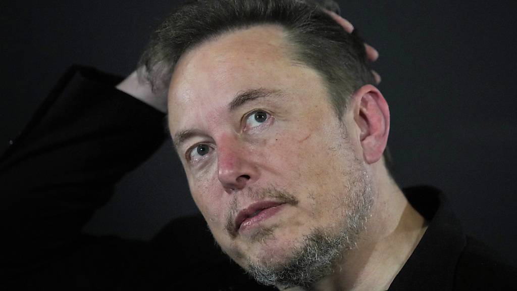 Der Kurzbotschaftendienst X hat unter seinem Besitzer Elon Musk weltweit mehr als tausend Mitarbeiter entlassen, die für die Moderation von Inhalten und gegen die Verbreitung von Hassrede zuständig waren. (Archivbild)