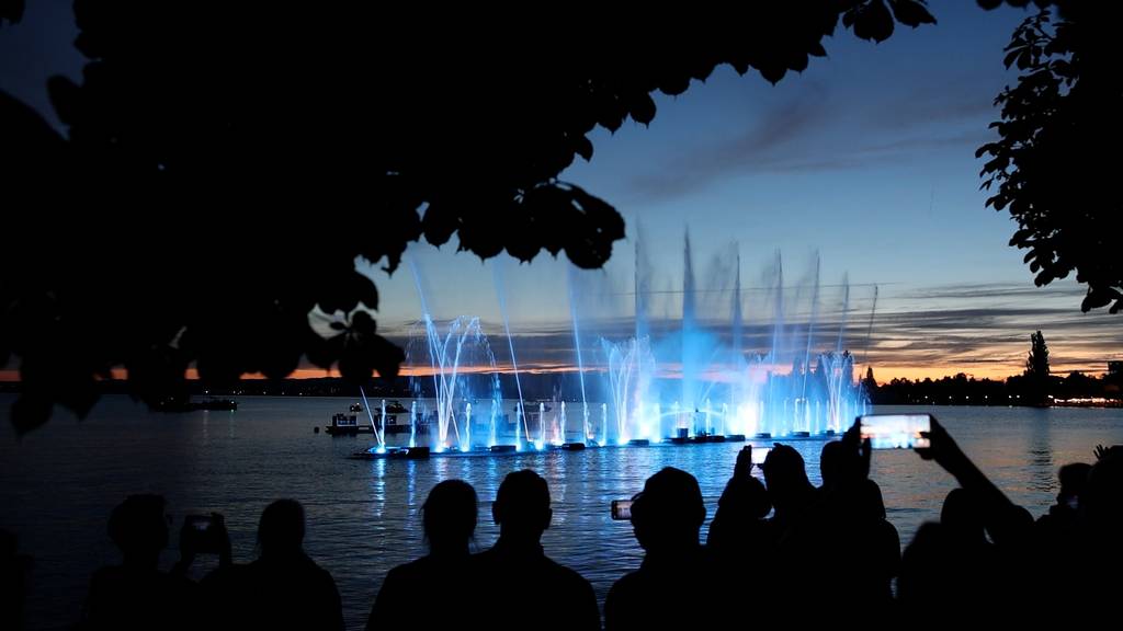 Jetzt ist die spektakuläre Wasser- und Lichtshow zurück am Zugersee