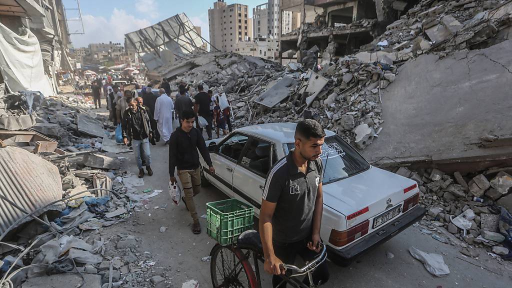Während Hunderttausende Palästinenser im Süden des Gazastreifens Schutz vor der erwarteten israelischen Bodenoffensive suchen, bombardiert Israels Luftwaffe nach eigenen Angaben weiter Hamas-Ziele. Foto: Mohammed Talatene/dpa