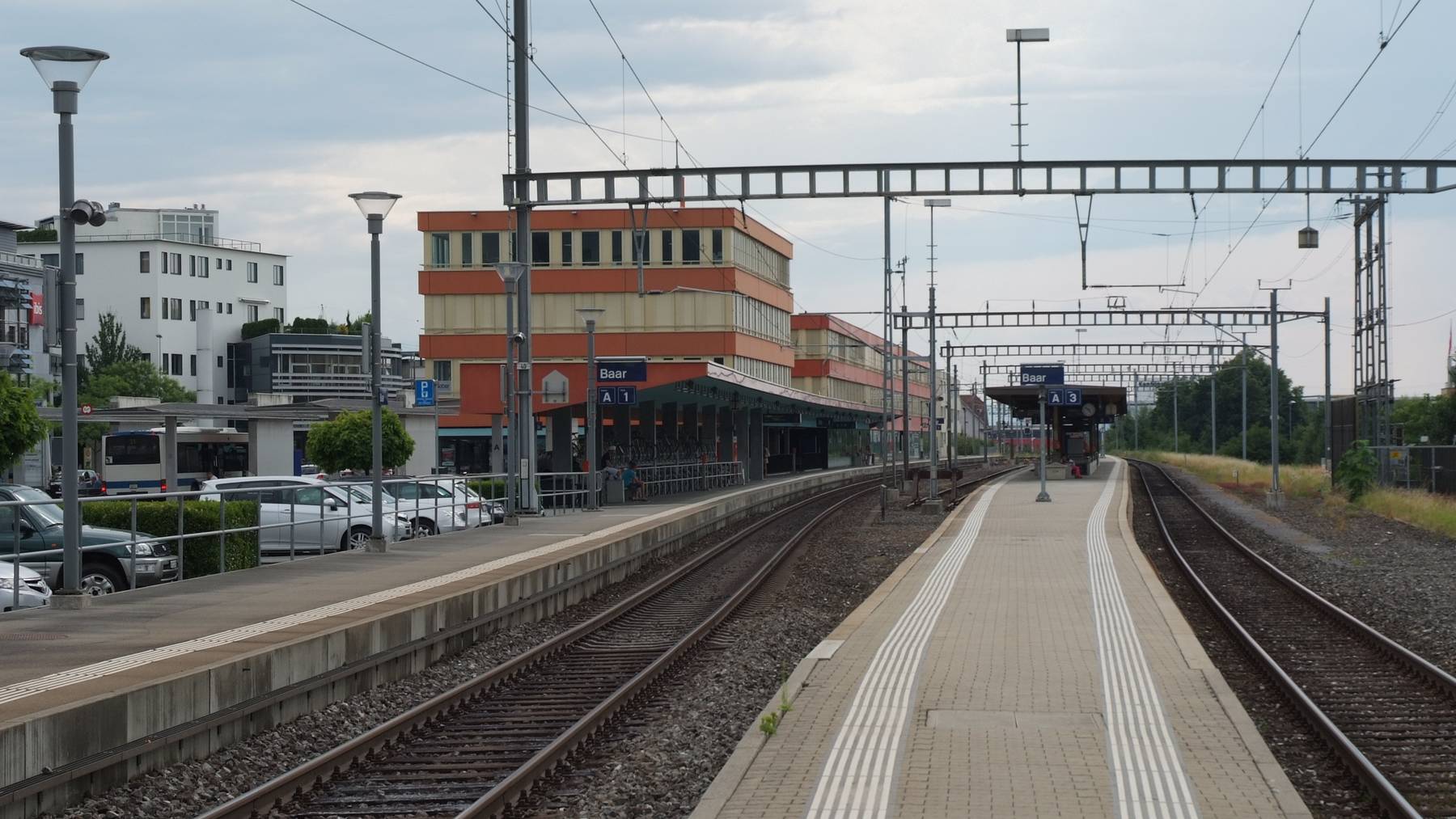 Bahnhof_Baar_Bahnsteig_1