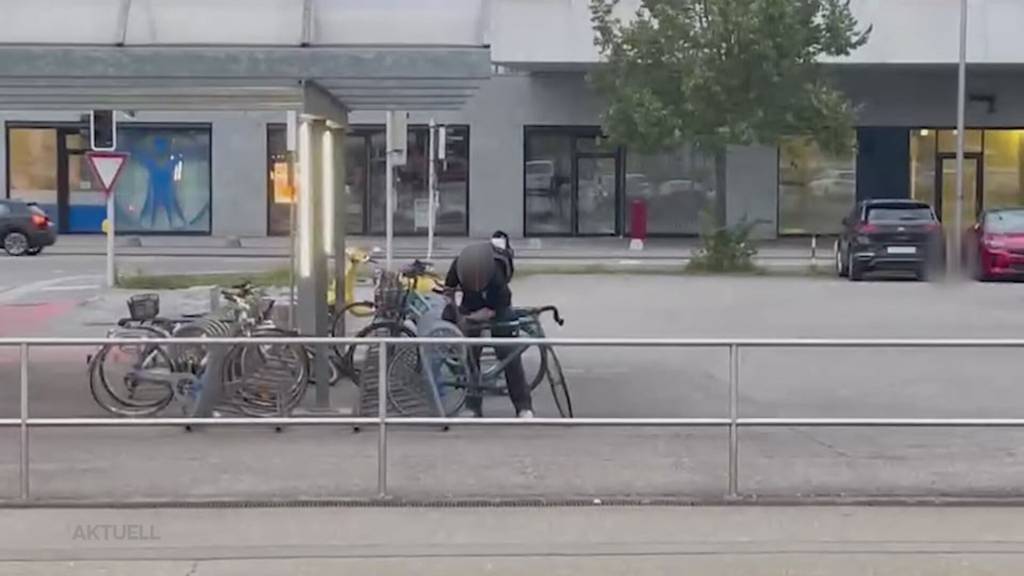 Dreist: Am helllichten Tag versucht ein Mann in Solothurn Velos zu stehlen