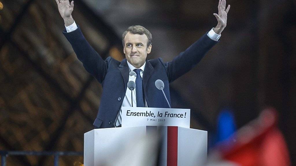 Der neugewählte Präsident Frankreichs Emmanuel Macron feiert mit Tausenden seinen Sieg bei den Präsidentschaftswahlen und verspricht auch Le-Pen-Wähler von seiner Politik überzeugen zu wollen.