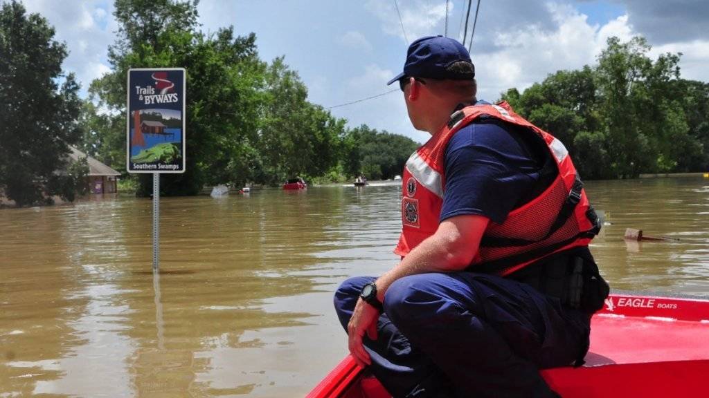 Rettungskräfte unterwegs in einem Boot auf überschwemmten Strassen bei Baton Rouge im US-Bundesstaat Louisiana.