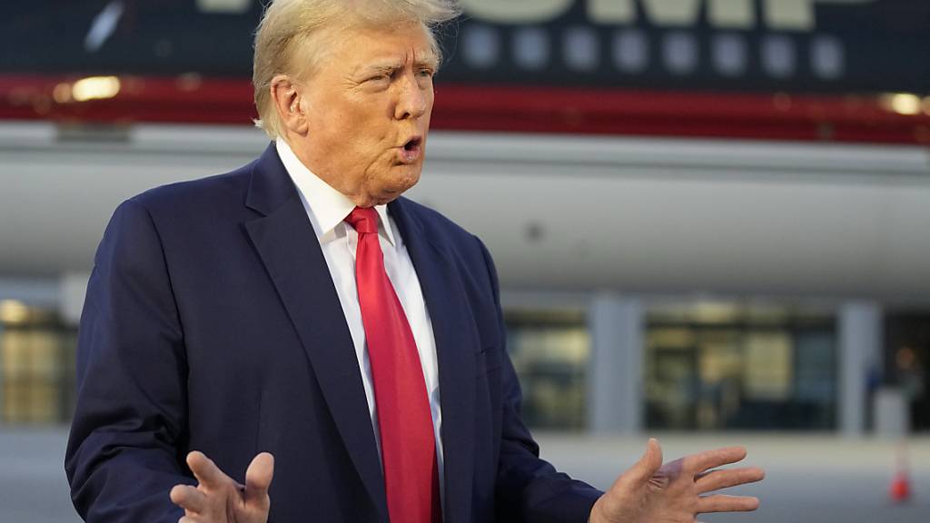 Donald Trump, ehemaliger Präsident der USA, spricht mit Reportern vor dem Abflug vom Hartsfield-Jackson Atlanta International Airport. Foto: Alex Brandon/AP