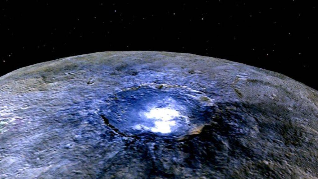 Der Occator-Krater auf dem Zwergplaneten Ceres mit den rätselhaften hellen Flecken. Aus Detailaufnahmen schliessen Forscher nun auf mögliche Ursachen.