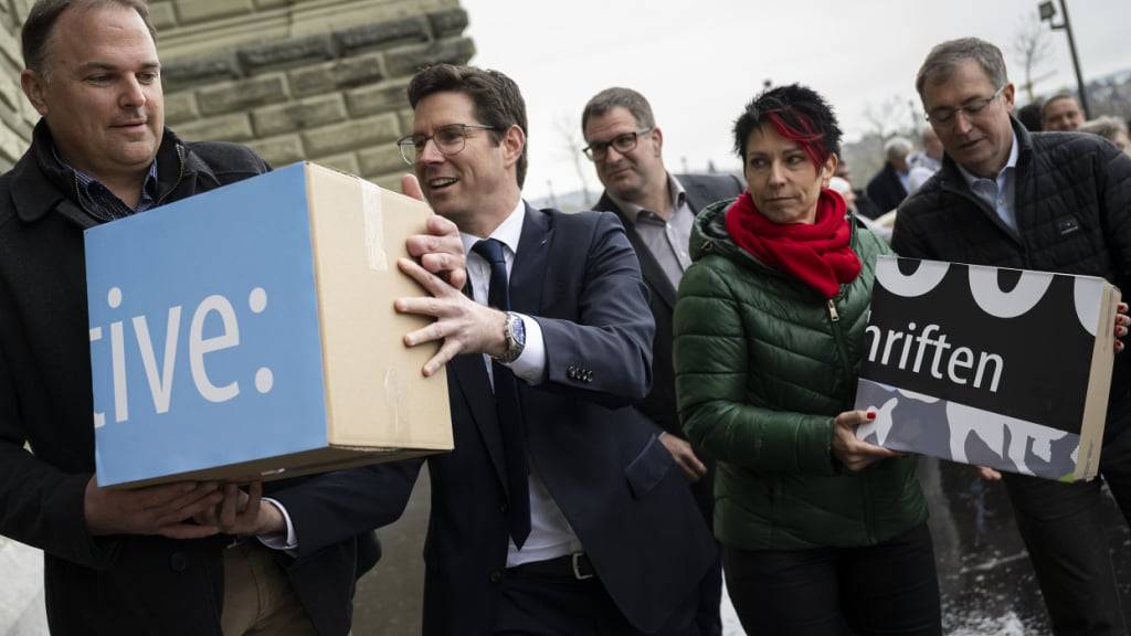 SVP-Parteipräsident Marcel Dettling, Nationalrat Lars Guggisberg, Nationalrätin Sandra Sollberger und Nationalrat Roland Rino Büchel (von links) beim Einreichen der Initiative «Keine 10-Millionen-Schweiz». Der Nationalrat empfiehlt ein Nein zur Initiative. (Archivbild)