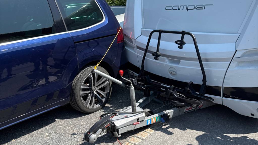Wohnwagen löst sich in Jakobsbad AI von Auto