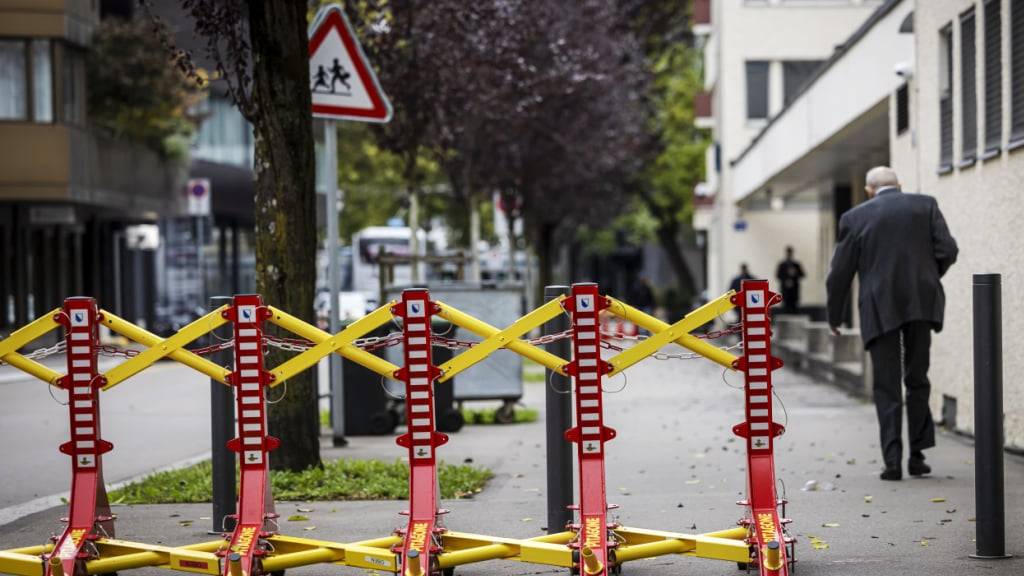 Mobile Fahrzeugsperren in Zürich beim Gebäude der Israelitischen Cultusgemeinde im Herbst 2024: Der Bund will sich verstärkt an den Schutzmassnahmen für Minderheiten beteiligen. (Archivbild)