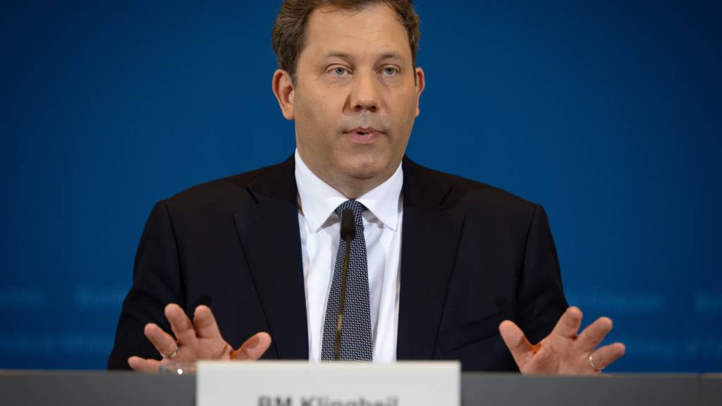 Bundesfinanzminister Lars Klingbeil (SPD) spricht während der Pressekonferenz zu den Ergebnissen der aktuellen Steuerschätzung. Foto: Soeren Stache/dpa