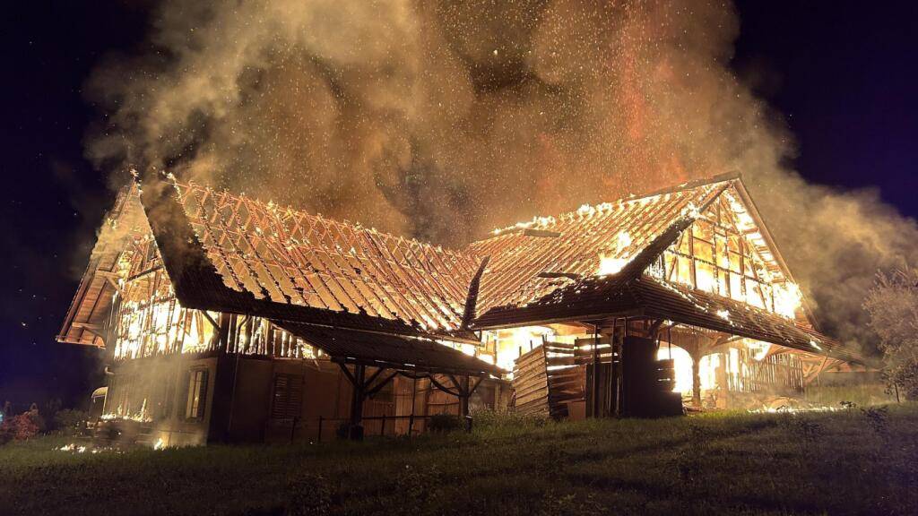 In Bonstetten brannte es seit März rund ein Dutzend Mal, zuletzt stand ein leerstehendes Bauernhaus in Flammen. Drei Männer wurden nun verhaftet.