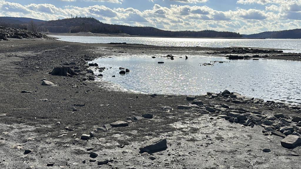 Das Wanaque Reservoir hat einen besonders niedrigen Wasserstand. Foto: Ted Shaffrey/AP/dpa