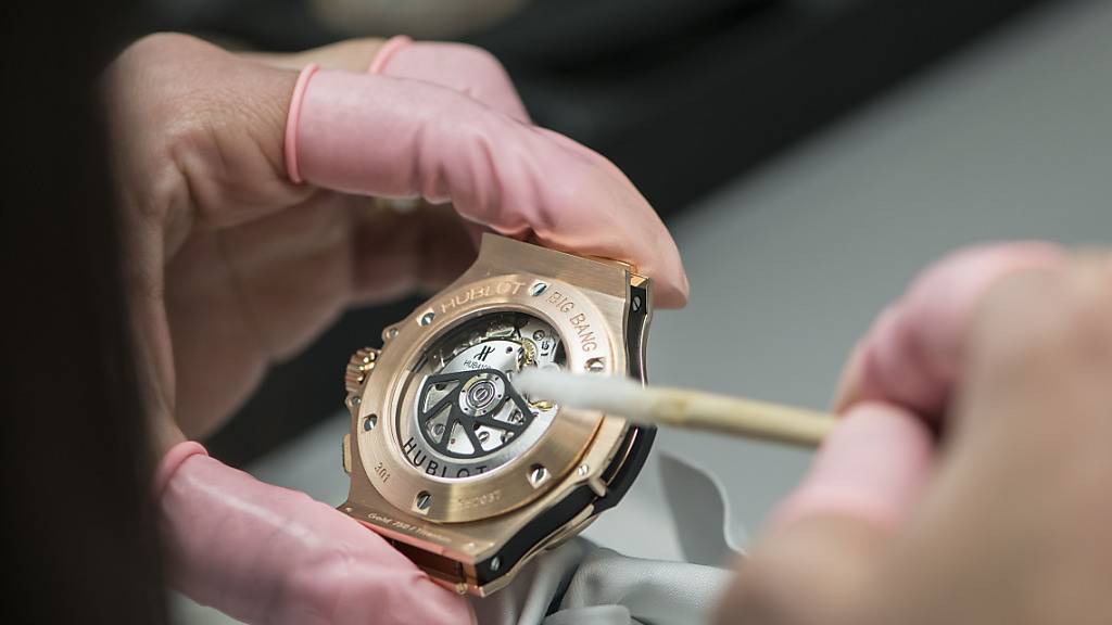Weiterhin gut nachgefragt werden Schweizer Luxusuhren - im Bild ein Uhrmacher des waadtländischen Unternehmens Hublot. (Archvbild)