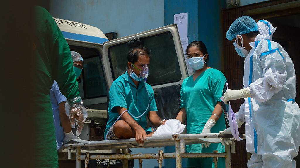 Ein Corona-Patient wird von einem Krankenwagen auf die Intensivstation eines Krankenhauses transportiert. Indien verzeichnete in den vergangenen Tagen mehrfach weltweite Höchstwerte von neuen Corona-Fällen.
