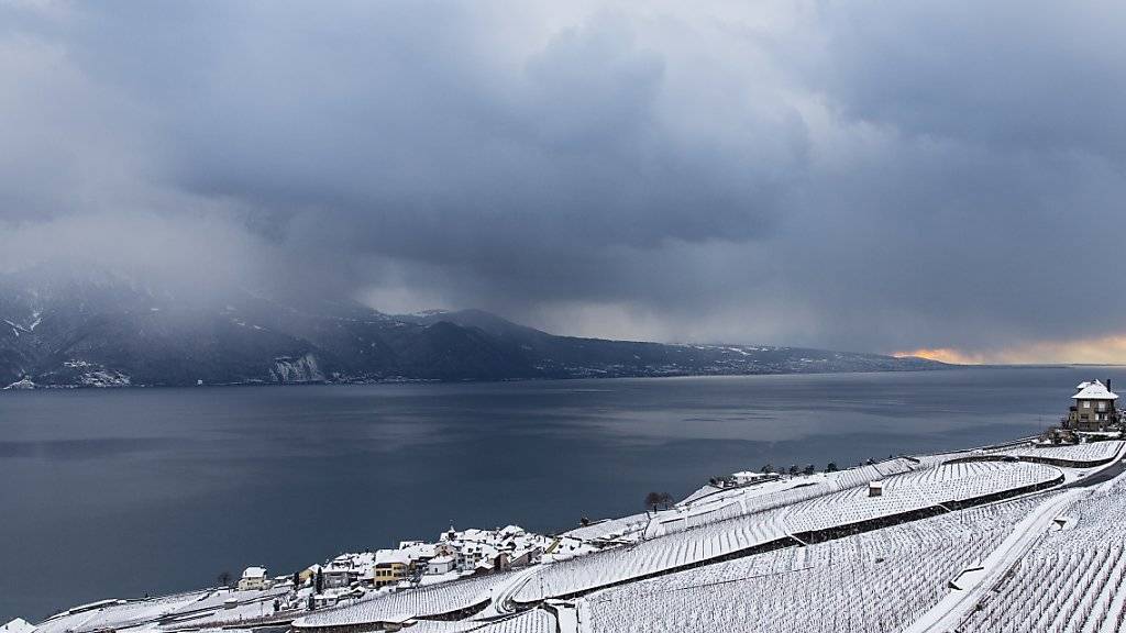 Eine dicke Wolkendecke brachte der Schweiz in der Nacht auf Dienstag mildere Temperaturen (Archiv).
