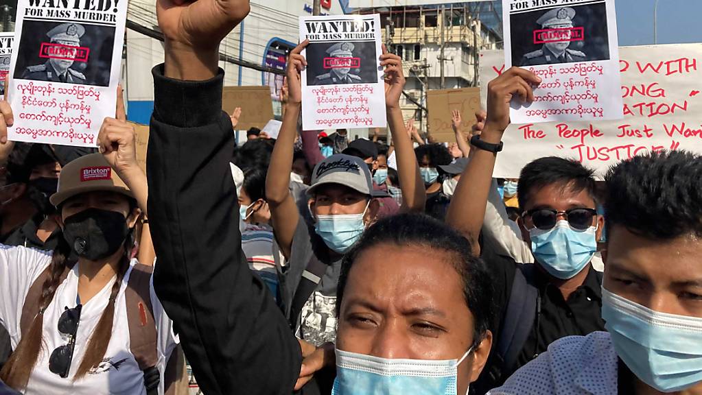 Demonstranten nehmen an einem Protestmarsch teil. Myanmar hat sich auf neue Proteste gegen den Militärputsch vorbereitet. Gleichzeitig riefen prominente Aktivisten zu einem landesweiten Generalstreik auf. Foto: Uncredited/AP/dpa