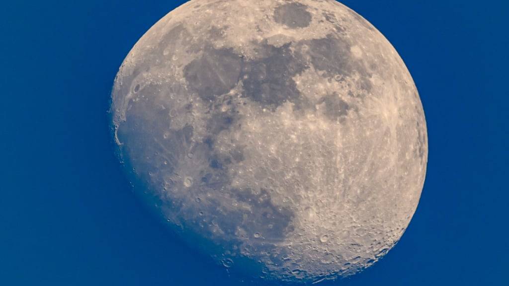 Mögliche Pläne der US-Raumfahrtagentur Nasa zum Bau eines Atomreaktors auf dem Mond bis 2030 hält ein Esa-Experte durchaus für realistisch. (Archivbild)