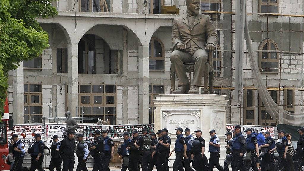 Polizisten vor dem mazedonischen Parlament. Nach dem Gewaltausbruch im Parlamentsgebäude gab es nun erste Festnahmen.