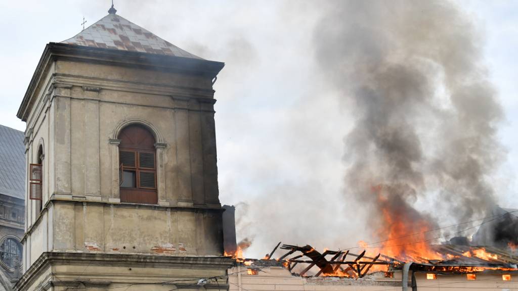 Nach dem russischen Drohnenangriff steigen Feuer und Rauch über dem Stadtzentrum von Lwiw auf. Foto: Mykola Tys/AP/dpa