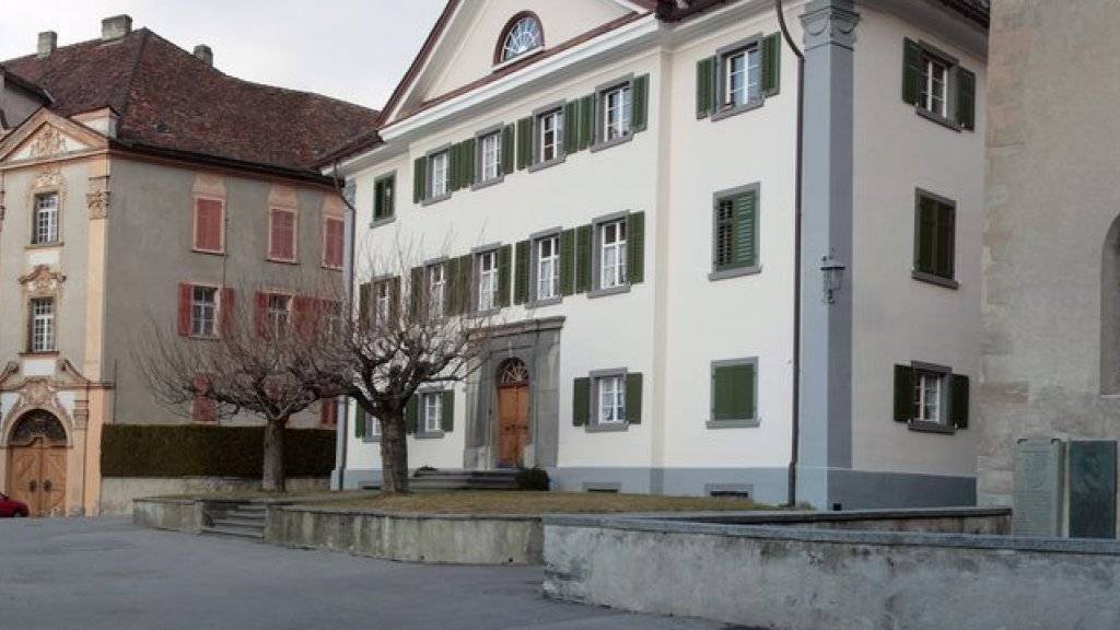 Der Churer Hof, Sitz des Churer Bischofs Huonder: Die Regierungen der Kantone Uri und Graubünden sehen kein Bedürfnis nach der Schaffung zwei neuer Bistümer, wie eine Umfrage.