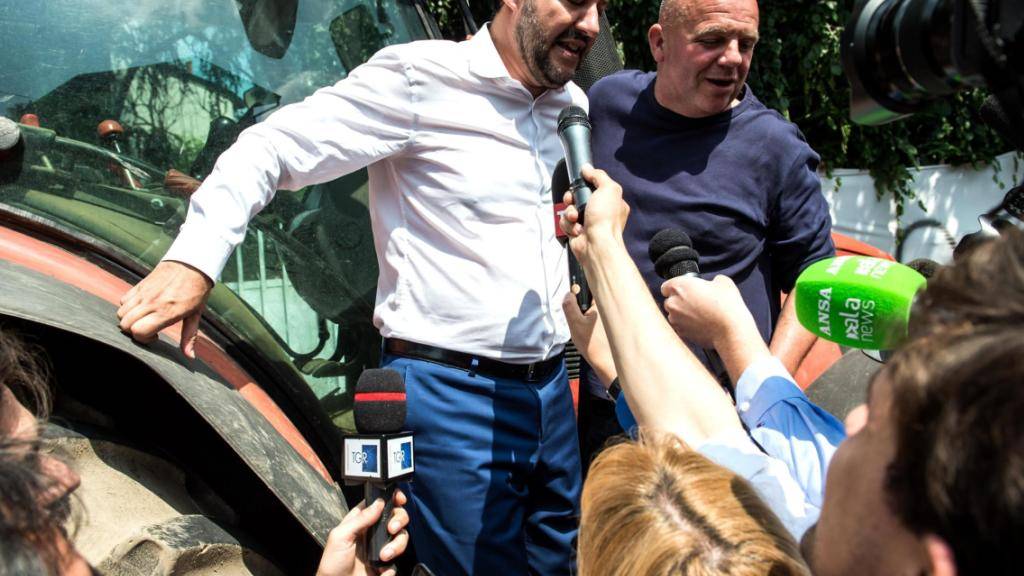 Lega-Chef Salvini wird im norditalienischen Monza von Journalisten belagert: Seine Parteianhänger stimmen nun über eine Regierungsbeteiligung ab.