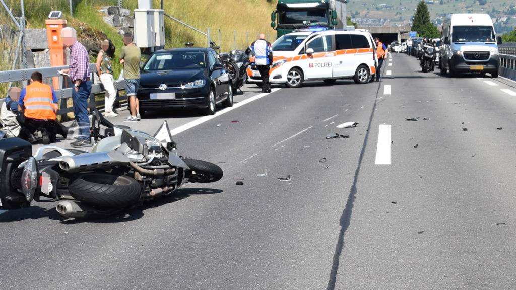 Der Töfffahrer wurde beim Unfall schwer verletzt.