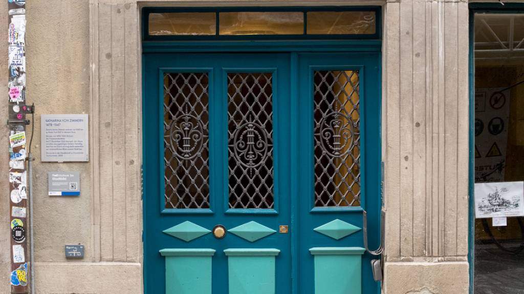 Stadt Zürich deckt Mohren-Inschriften an zwei Häusern ab