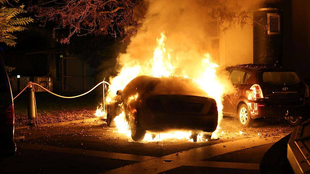 Zwei parkierte Autos fingen in der Stadt Zug Feuer