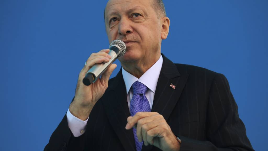 Recep Tayyip Erdogan, Präsident der Türkei und Vorsitzender der AKP, hält auf einem Parteitag der AKP in einem Stadion eine Rede. Foto: Uncredited/Turkish Presidency/AP/dpa
