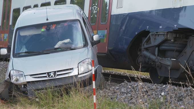 78-jähriger Autofahrer stirbt bei Kollision mit S-Bahn 