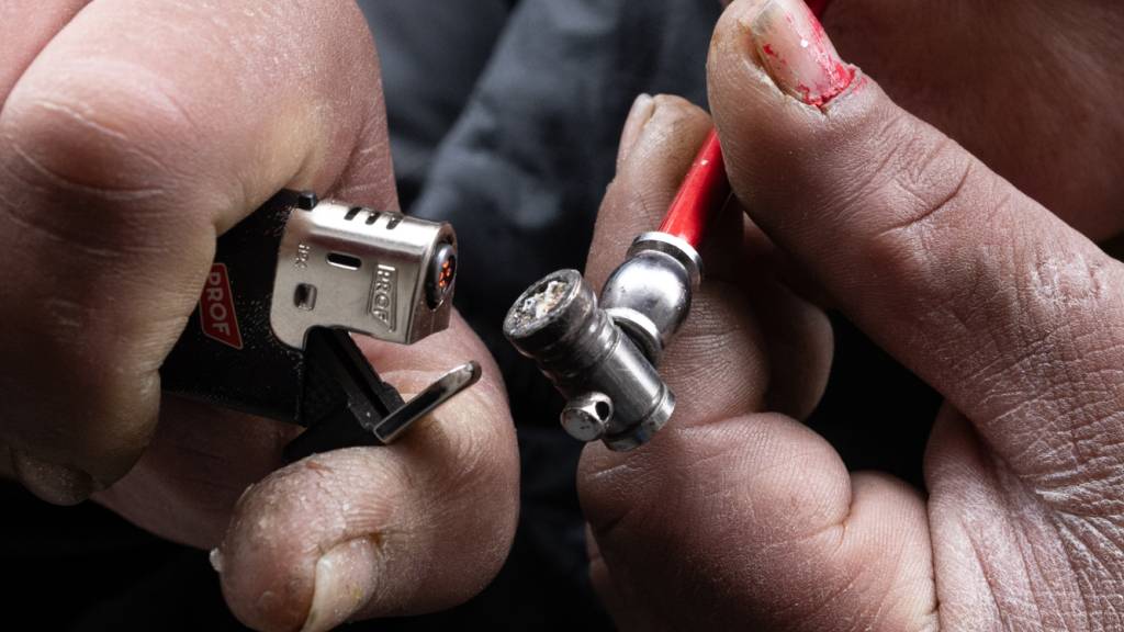 Langjährige Kokain-Konsumentinnen und Konsumenten rauchen vermehrt Crack. (Archivbild)