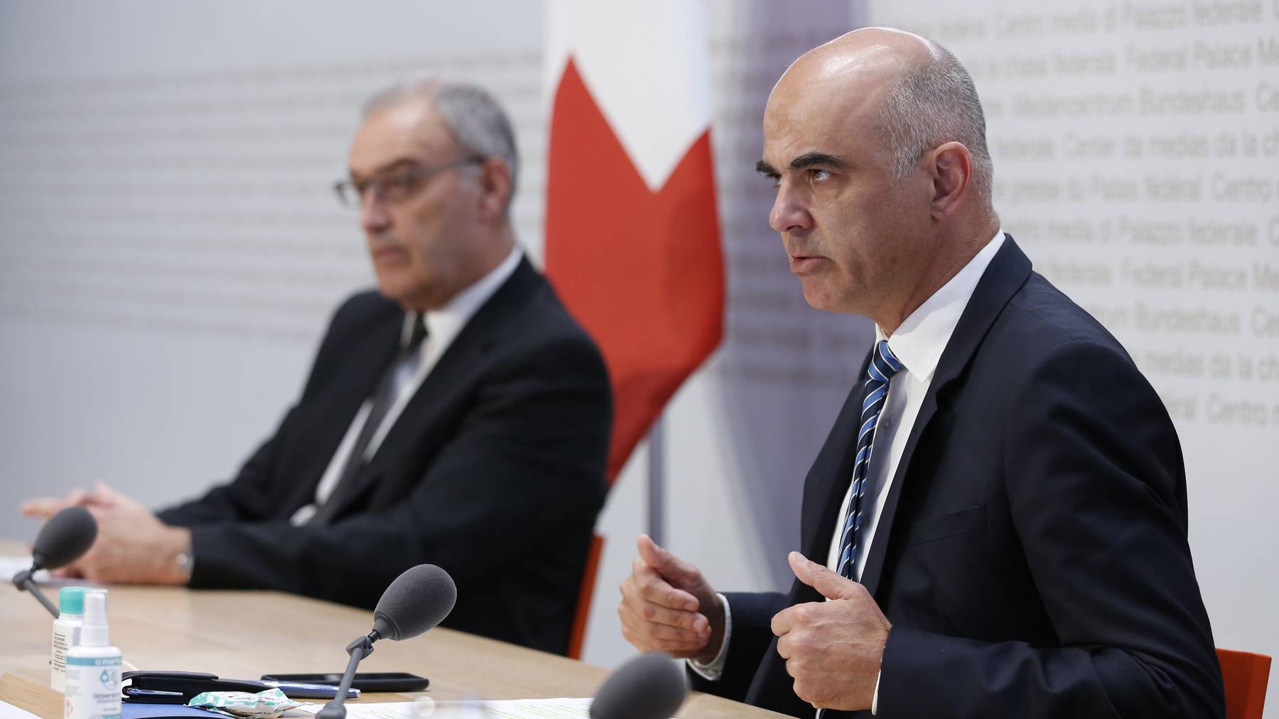 Bundesrat Alain Berset, rechts, spricht neben Bundespraesident Guy Parmelin, waehrend einer Medienkonferenz.