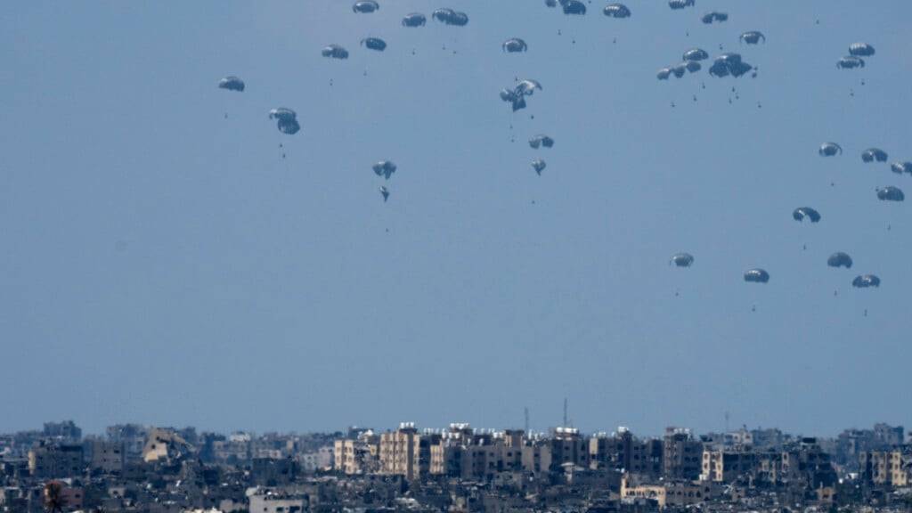 ARCHIV - Abgeworfene humanitäre Hilfslieferungen sinken an Fallschirmen in den nördlichen Gazastreifen. Foto: Maya Alleruzzo/AP/dpa