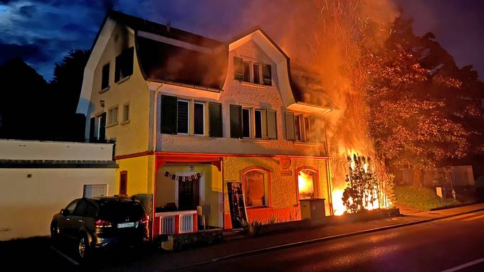 Brand in den frühen Morgenstunden: Wohn- und Gewerbeliegenschaft in Flammen