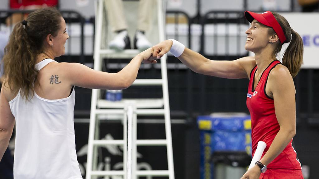 Corona-konformes Handshake: Martina Hingis (re.) freut sich über den Sieg im Legendeneinzel gegen Patty Schnyder
