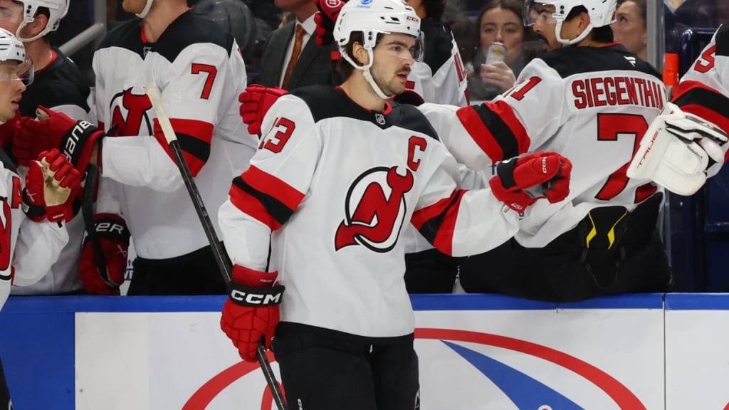 Im Hoch: Captain Nico Hischier lässt sich von seinen Teamkollegen im vierten Spiel in Folge für ein Tor gratulieren