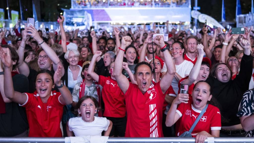 Keine Gewalt, keine Sachbeschädigungen: Die Frauen-EM ist auch für die Polizei ein Erfolg. Im Bild die Zürcher Fanzone während des Spiels der Schweiz gegen Finnland. (Archiv)