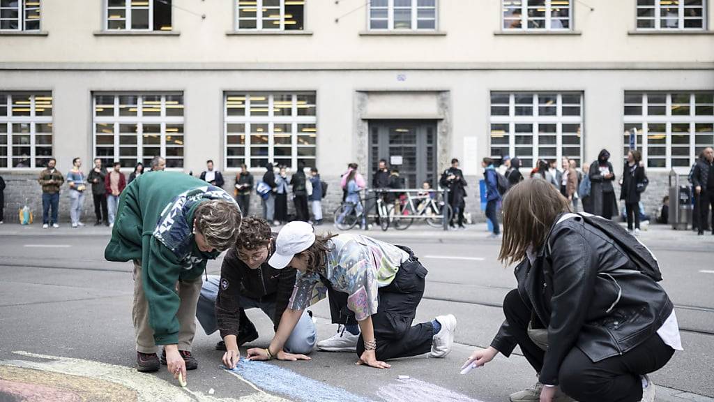 Die Vorlesestunde «Drag Story Time» in Oerlikon musste 2023 wegen einer Gegendemonstration von der Polizei geschützt werden. Danach entschied sich die Veranstalterin, aufzugeben. (Archivbild)