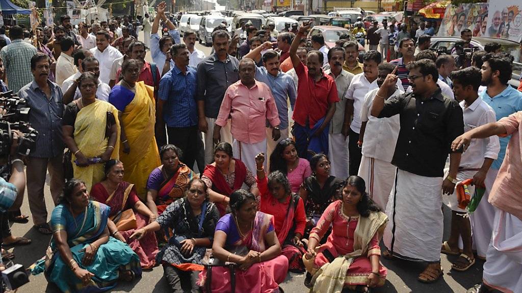 Die Aktion von zwei Frauen, die sich Zutritt zu einem heiligen Hindu-Tempel im Süden des Landes verschafft haben, hat Proteste ausgelöst. (AP Photo/R S Iyer)
