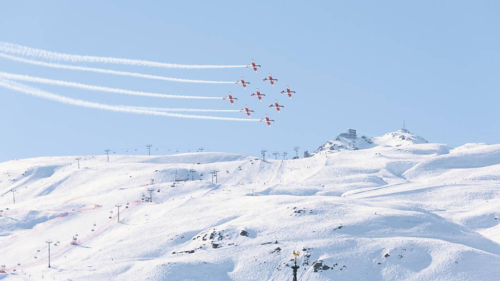 Das Team der PC-7-Kunstflugstaffel bei einer Vorführung in St. Moritz im März 2016. (Archivbild)