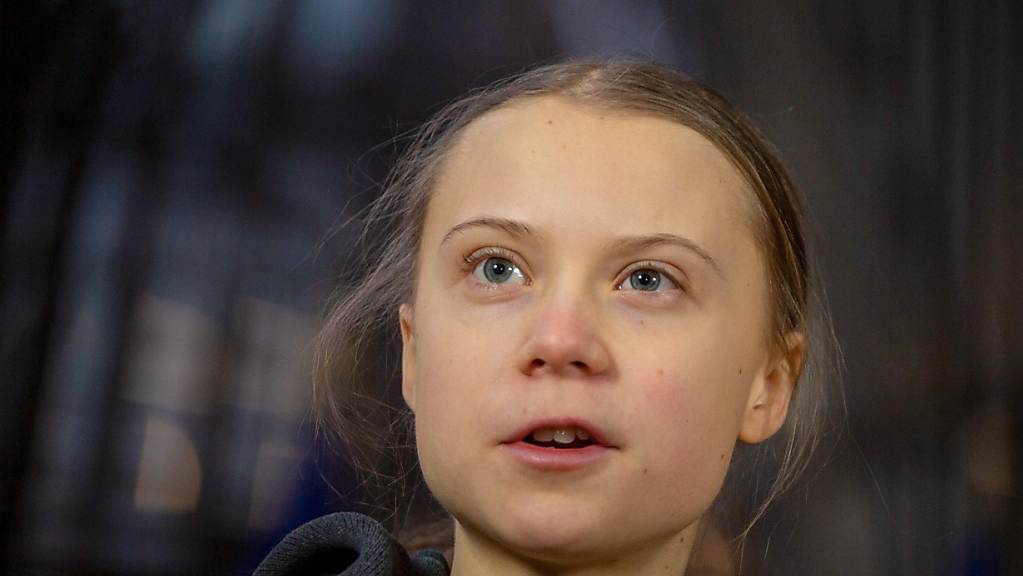 ARCHIV - Greta Thunberg, schwedische Klimaaktivistin, spricht zu Journalisten. Foto: Virginia Mayo/AP/dpa