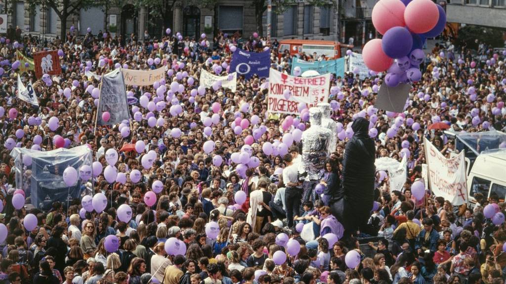 Am Schweizer Frauenstreik vom 14. Juni 1991 beteiligen sich hunderttausende Frauen landesweit an Streik- und Protestaktionen. (Archivbild)