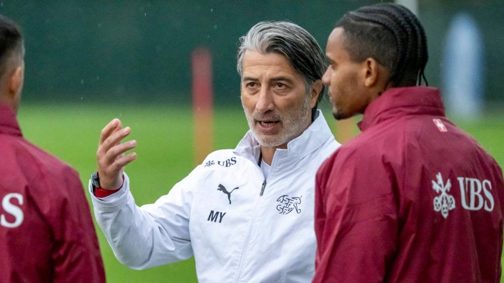 Murat Yakin im Abschlusstraining im Gespräch mit Granit Xhaka und Manuel Akanji