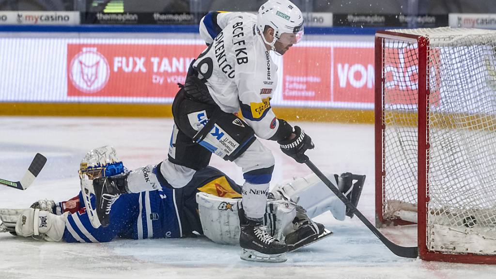 Erstmals seit über fünf Jahren wieder einmal in Zug erfolgreich: Chris DiDomenico erzielt das 2:2 für Gottéron am Ende gewinnen die Freiburger 4:3 nach Penaltyschiessen